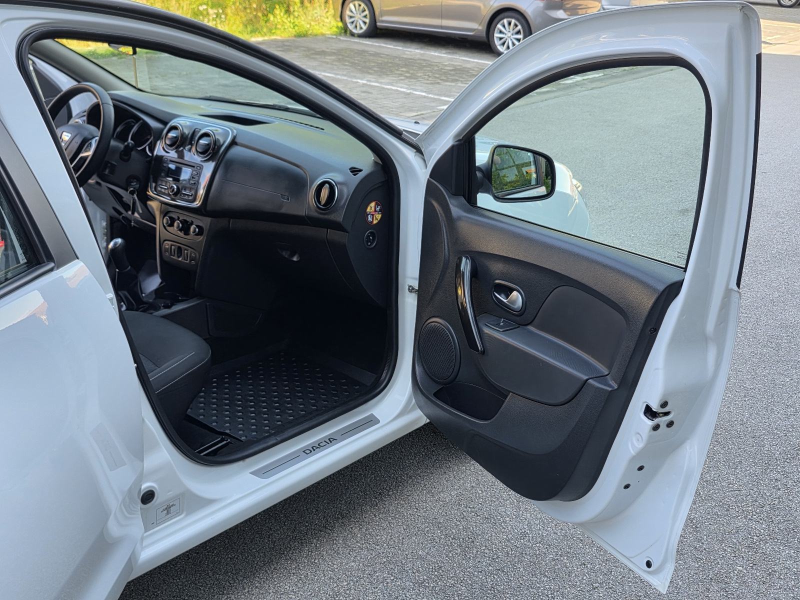 DACIA SANDERO 0.9 TCe - ***SERVISNA KNJIGA+SERVIS - TOP STANJE***, fotografija 16