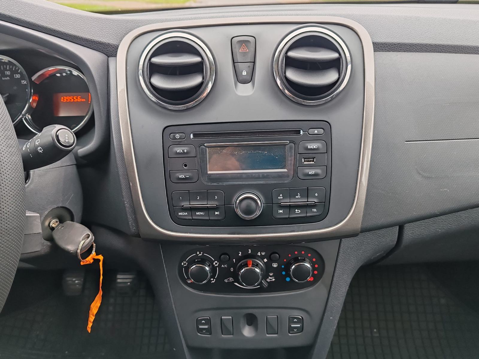 Dacia Sandero 1,2 , 2016 GODINA, 139000, KARTICE 24/36 RATA, fotografija 13