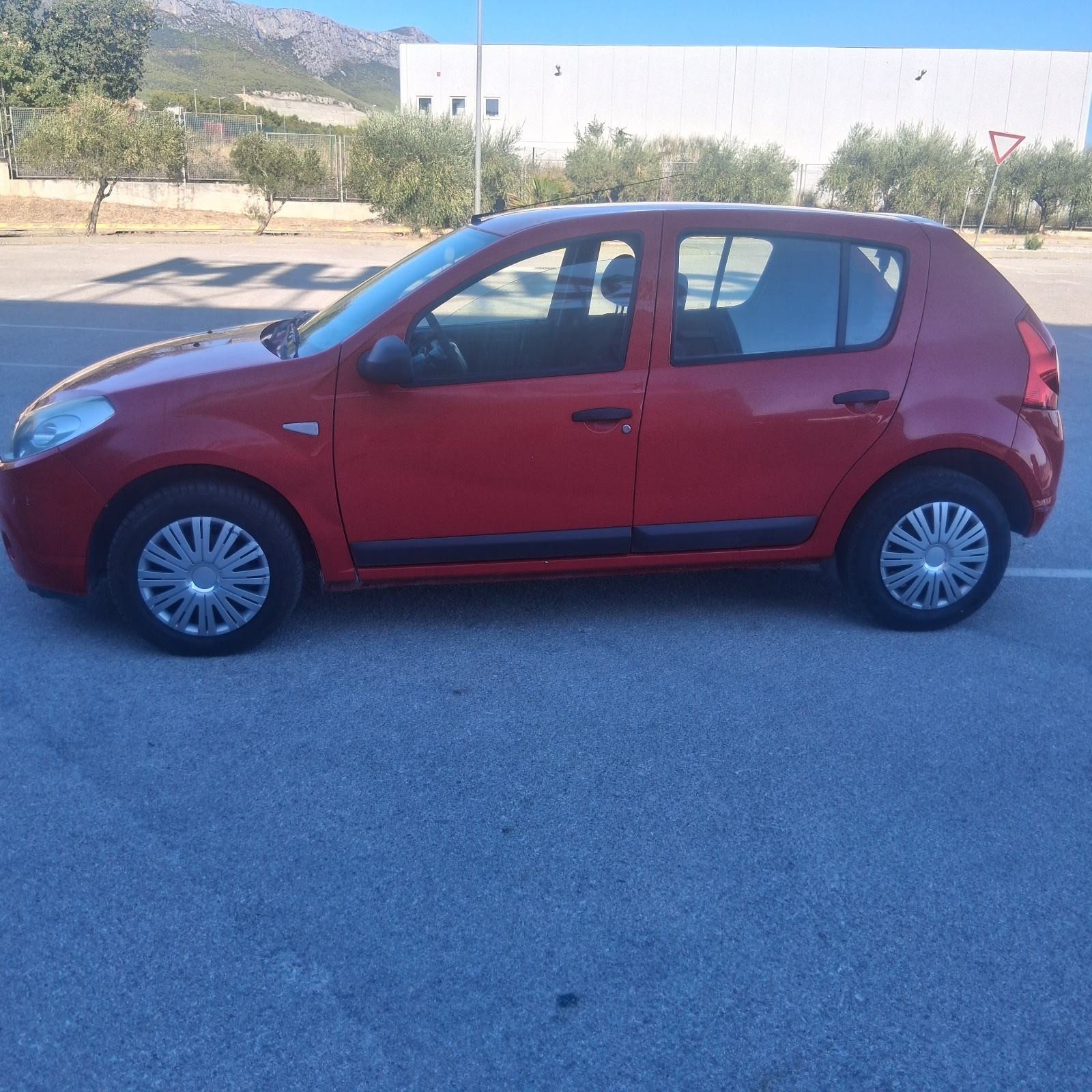 DACIA SANDERO 1.4 - PRVI VLASNIK, SAMO 99.500km, REG. CILU GODINU, fotografija 2