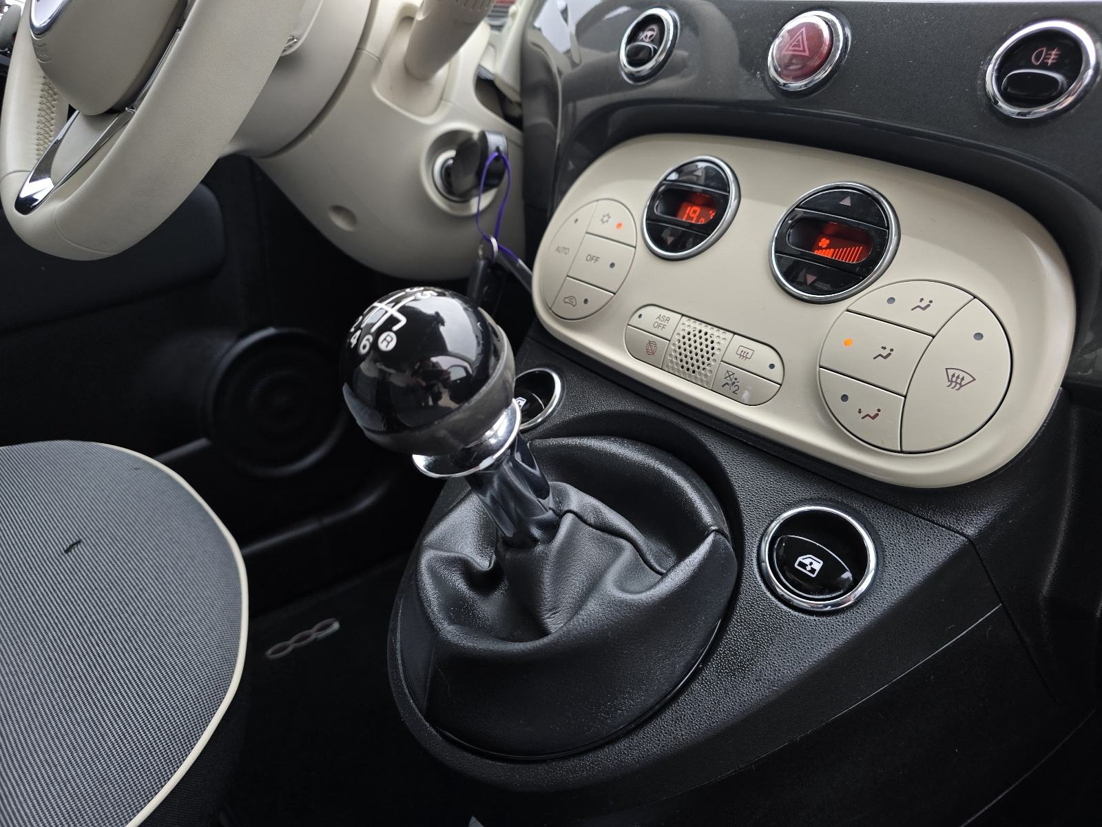 Fiat 500 1,0 GSE / LOUNGE / NAVIGACIJA / 6 BRZINA / ALU 15 /, fotografija 19