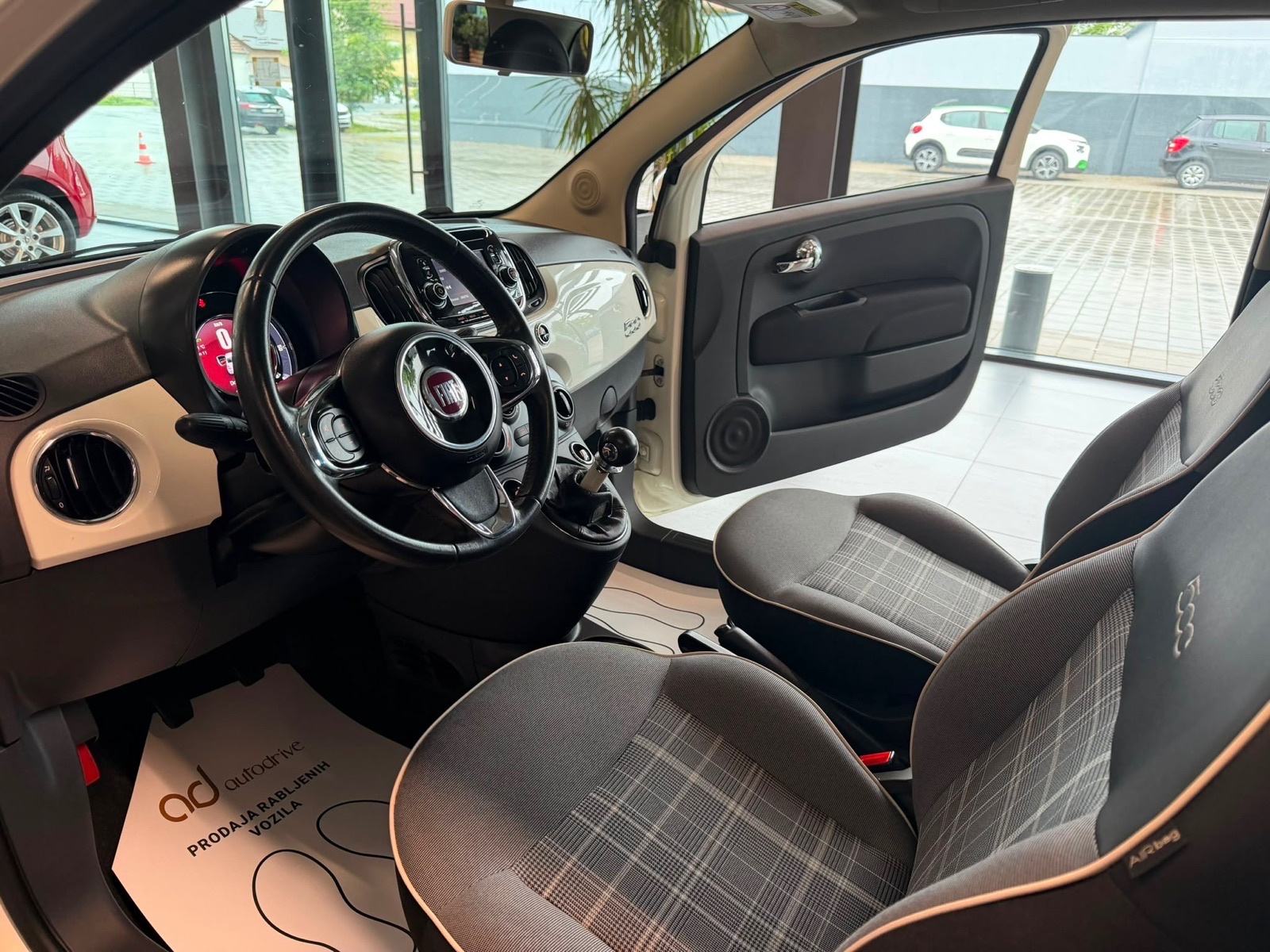 Fiat 500 1,2 KLIMA • PANORAMA • ALU16" • MAGLENKE • AUTOKREDIT, fotografija 13