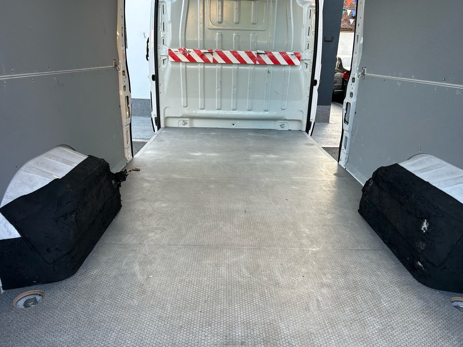 Fiat Ducato 2,2 DISEL 2021G.NOVI MODEL 103KW.2 BOĆNA VRATA SERVISNA, fotografija 15