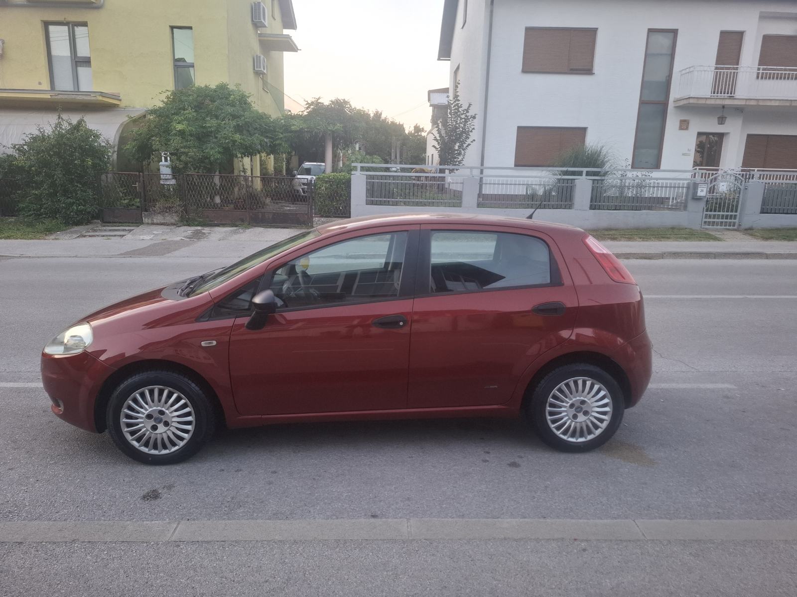 Fiat Grande Punto 1.4 i, 8v, SAMO 124000 KM, POTVRDA O KM, KAO NOV !, pogled izvana - slika 1