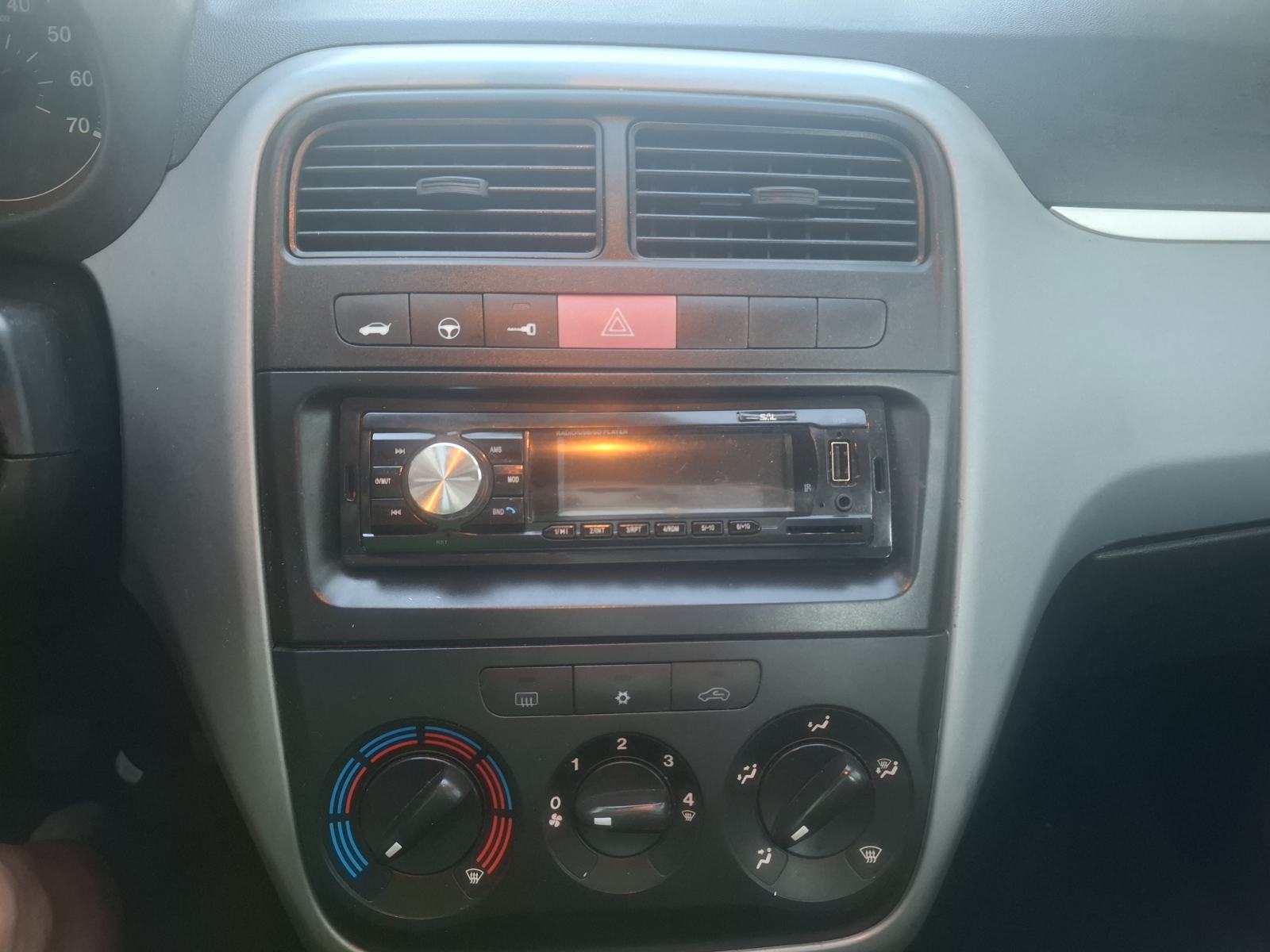 Fiat Grande Punto 1.4 i, 8v, SAMO 124000 KM, POTVRDA O KM, KAO NOV !, fotografija 12