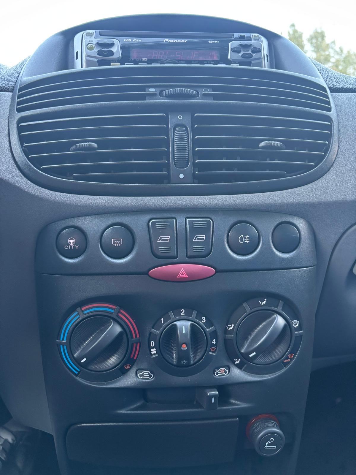 Fiat Punto 1.2 benzin, 1. Vlasnik, samo 81ooo kilometara, servo, klima, fotografija 12