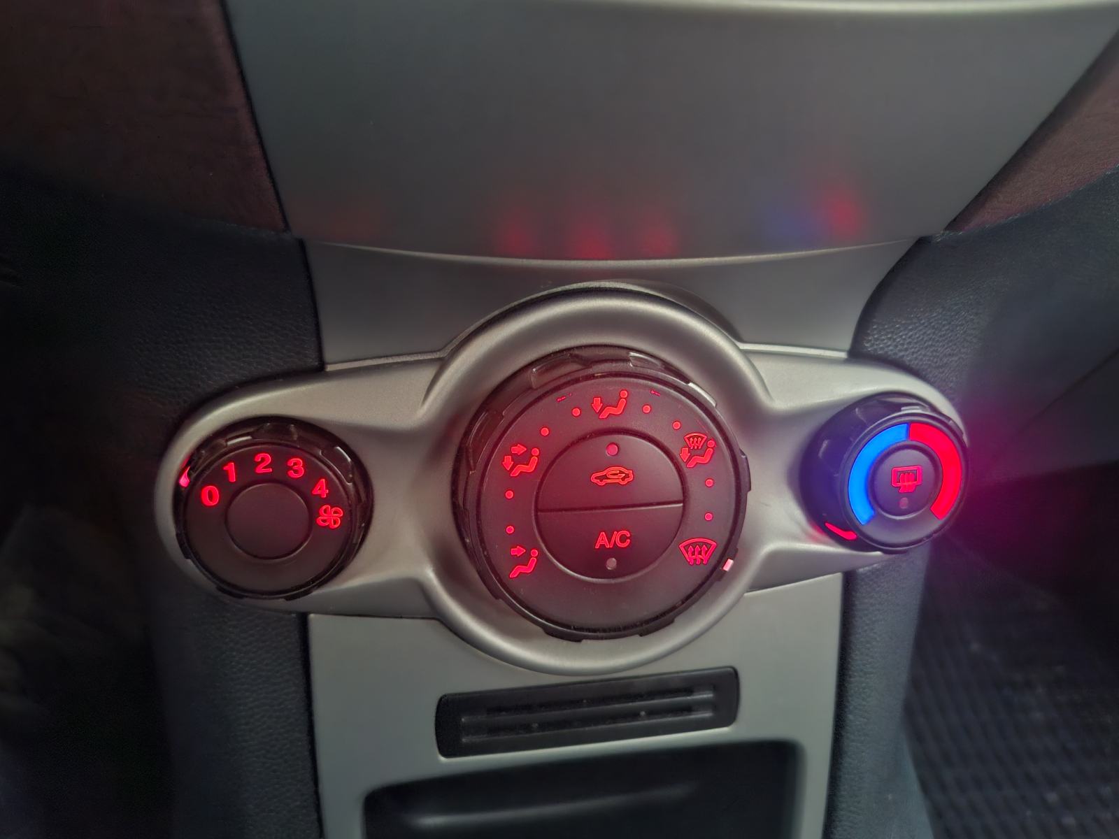 Ford Fiesta 1.25 i, 16v, SAMO 121000 KM, SERVISNA I POTVRDA O KM !, fotografija 4