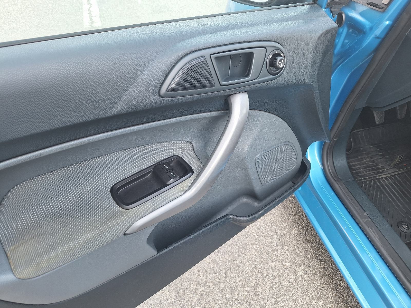 Ford Fiesta 1,25i, HR auto,servisna,reg 1 g, 5 vrata,klima, fotografija 11