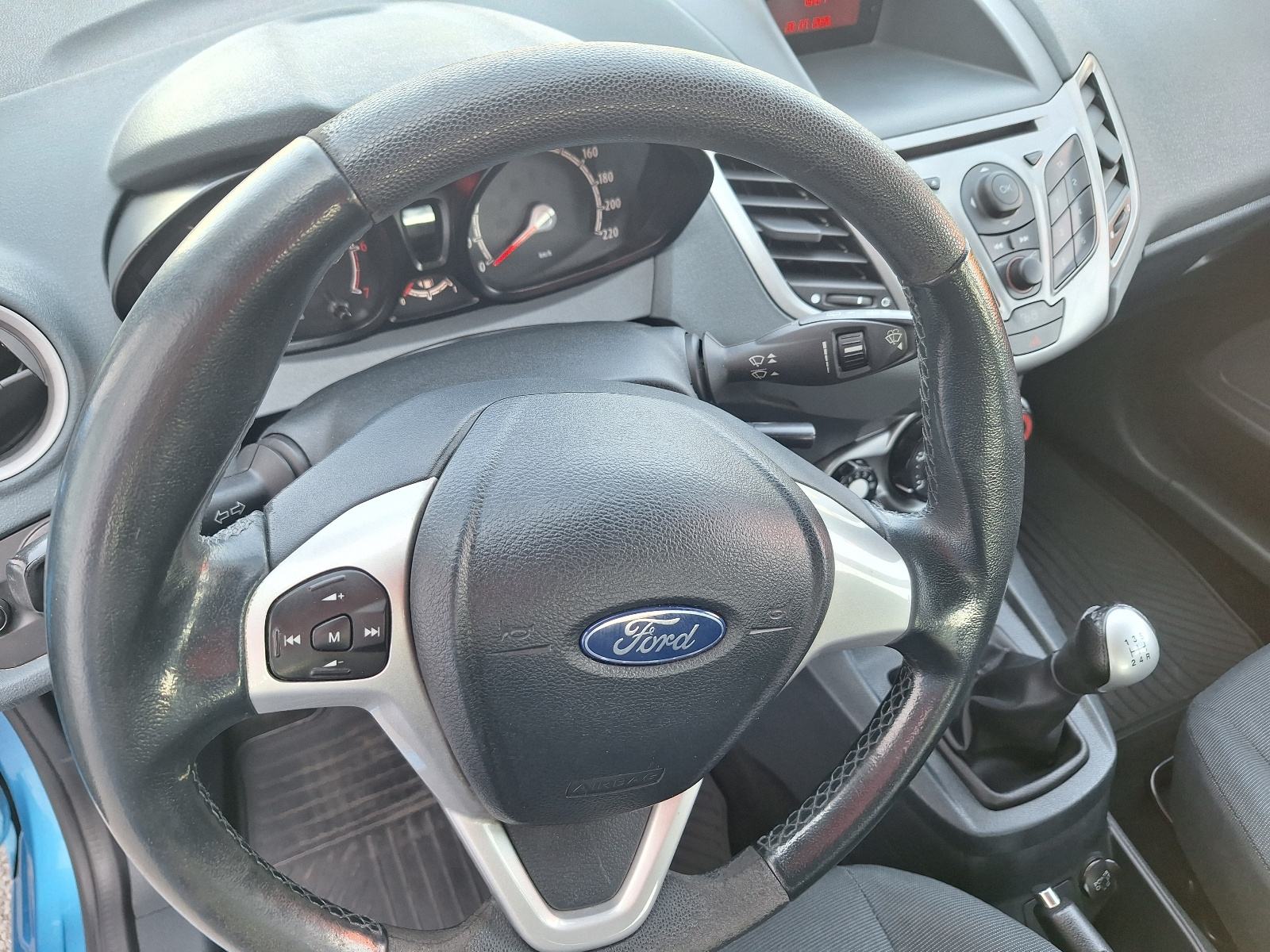 Ford Fiesta 1,25i, HR auto,servisna,reg 1 g, 5 vrata,klima, fotografija 15