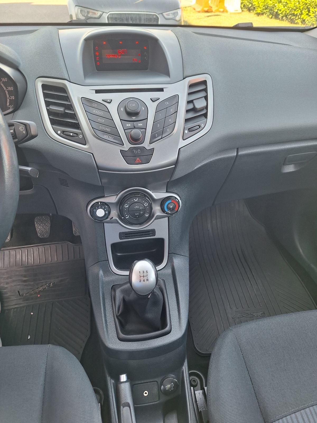 Ford Fiesta 1,25i, HR auto,servisna,reg 1 g, 5 vrata,klima, fotografija 17
