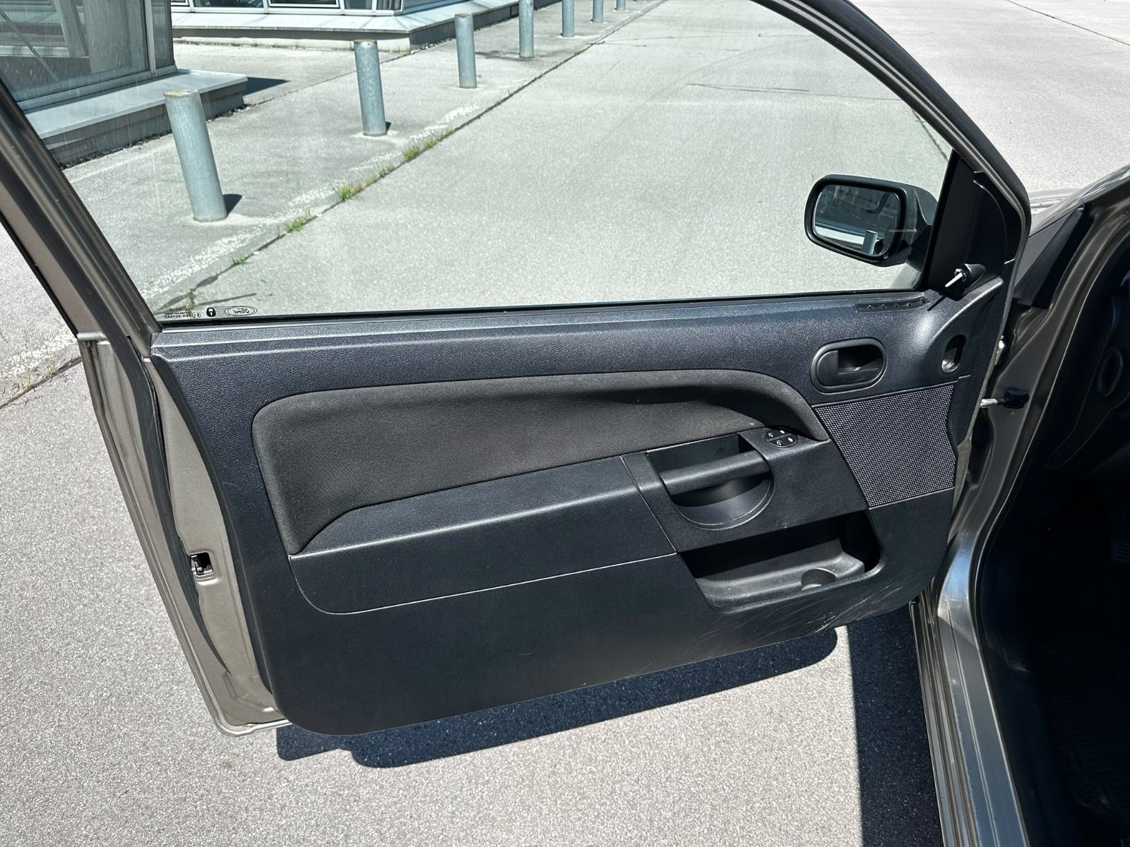 Ford Fiesta 1,3 i *Hr.Auto.Prvi vlasnik*Klima*Reg. God dana 07/2027*, fotografija 10