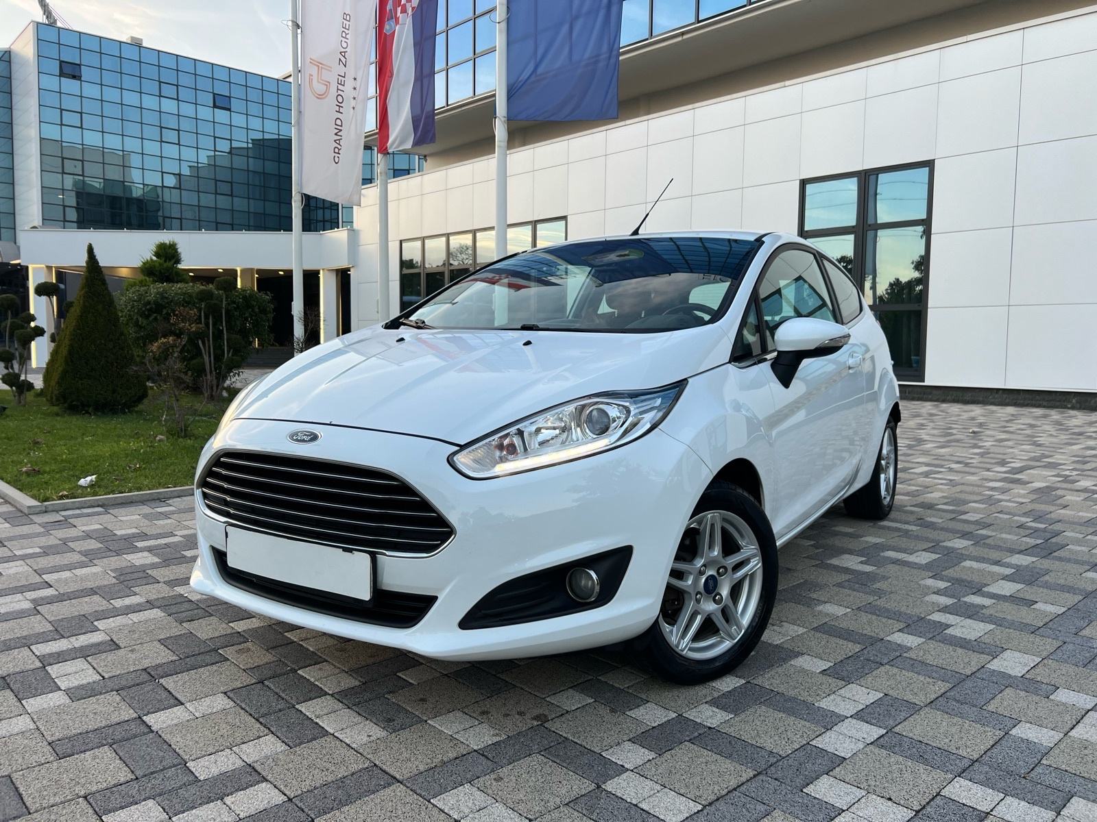 ** FORD FIESTA **TITANIUM ** LED**ALU 15 **MAGLENKE**ECOBOOST**, fotografija 1