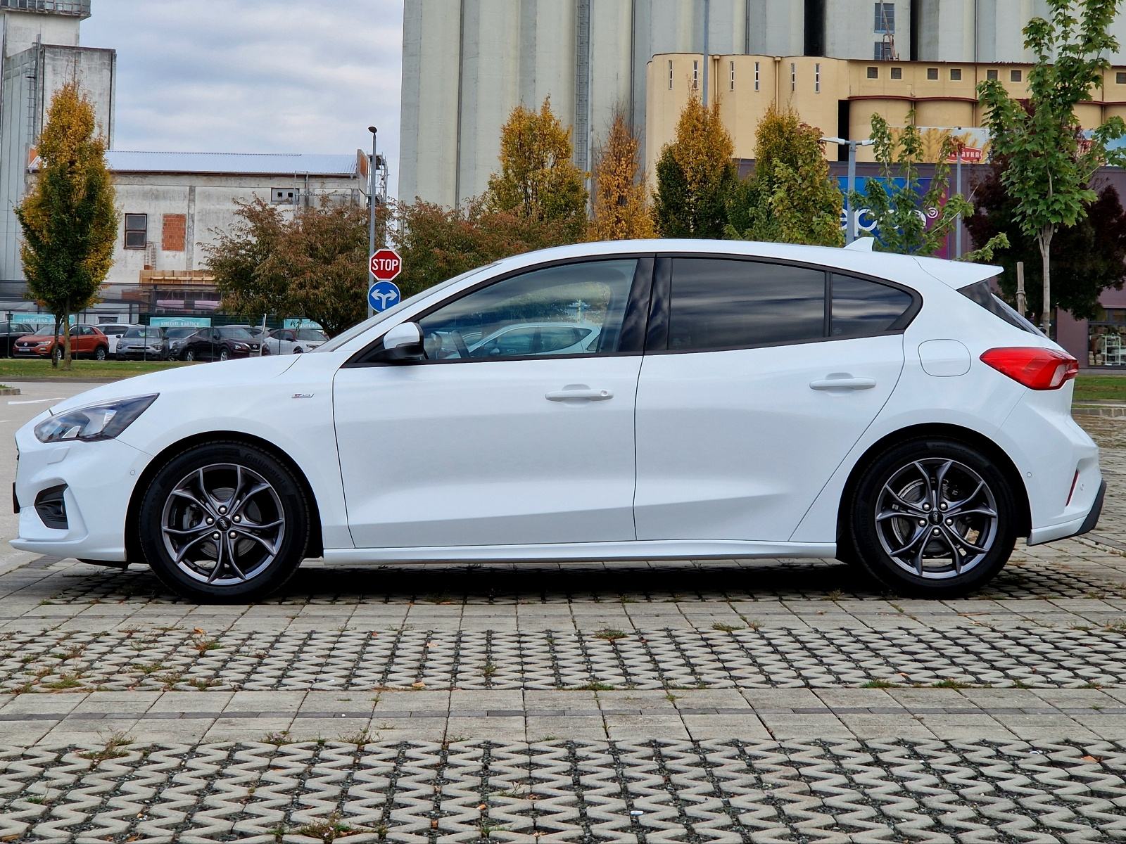 FORD FOCUS 1.0 ECOBOOST ST-LINE - *1.VLASNIK-BOGATA OPREMA-ATRAKTIVAN*, fotografija 9