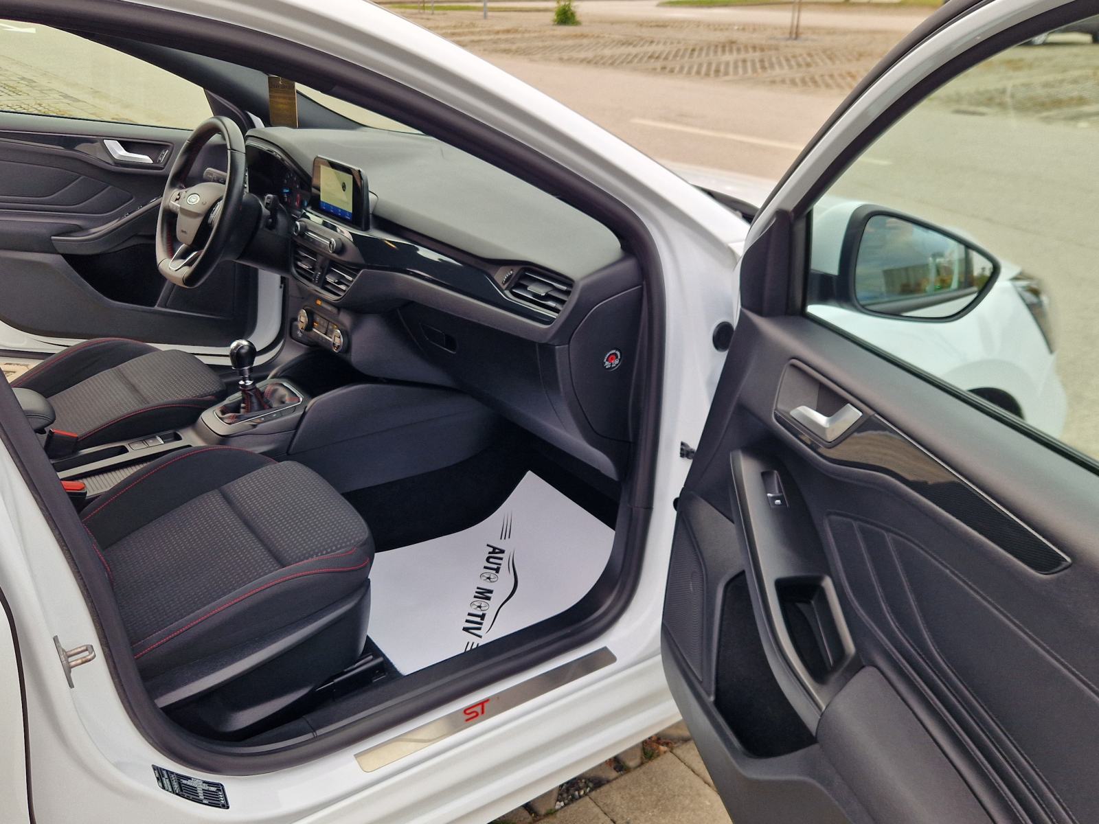FORD FOCUS 1.0 ECOBOOST ST-LINE - *1.VLASNIK-BOGATA OPREMA-ATRAKTIVAN*, fotografija 15