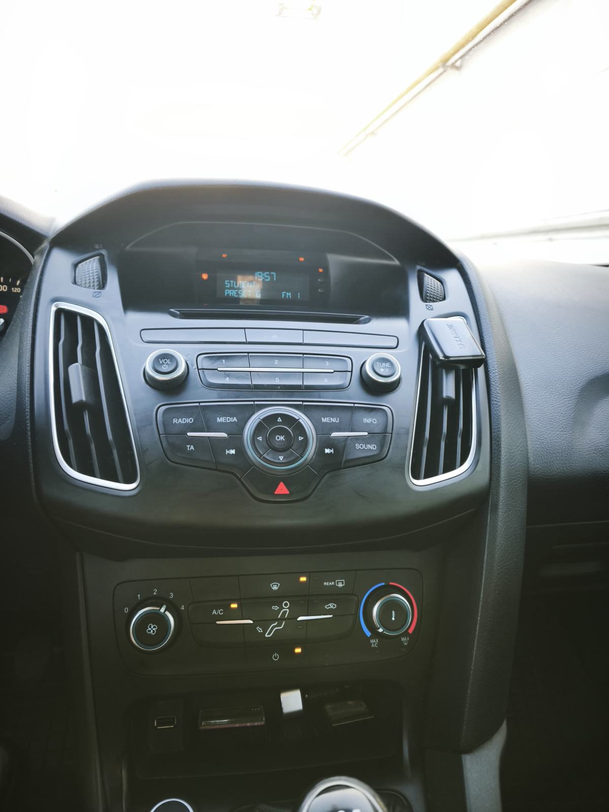 Ford Focus 1,0 GTDi, reg. do 4/2027, nove ljetne gume, veliki servis, fotografija 6