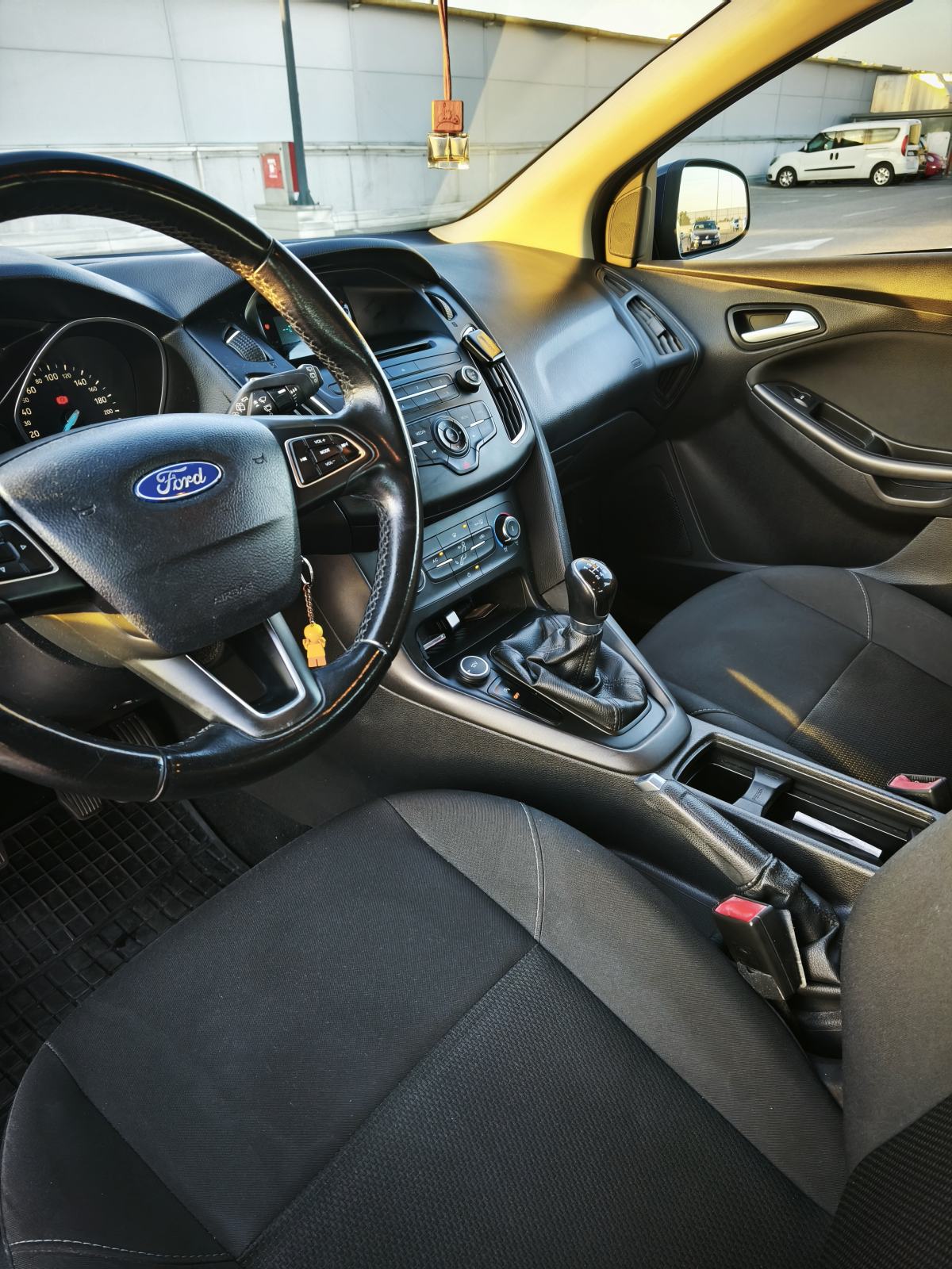 Ford Focus 1,0 GTDi, reg. do 4/2027, nove ljetne gume, veliki servis, fotografija 2