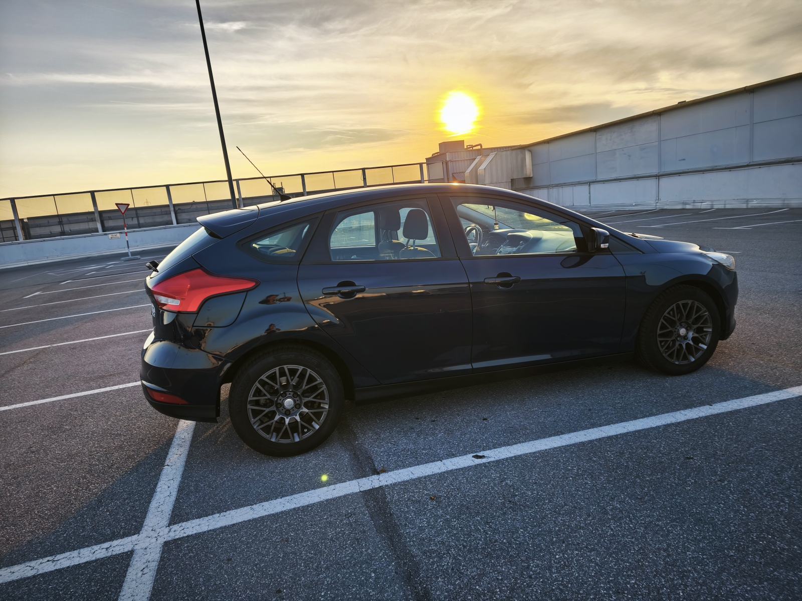 Ford Focus 1,0 GTDi, reg. do 4/2027, nove ljetne gume, veliki servis, fotografija 3