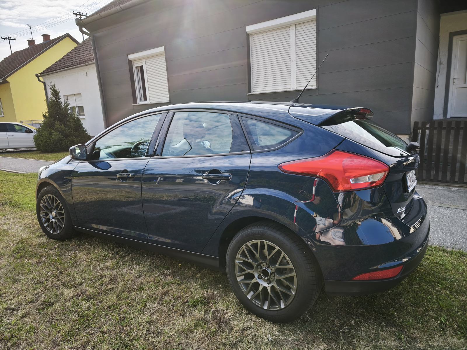 Ford Focus 1,0 GTDi, reg. do 4/2027, nove ljetne gume, veliki servis, fotografija 12