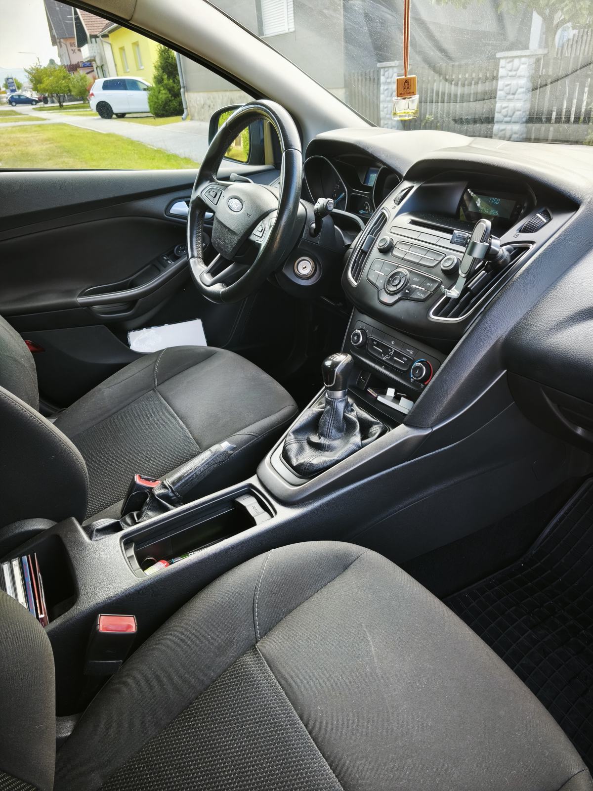 Ford Focus 1,0 GTDi, reg. do 4/2027, nove ljetne gume, veliki servis, fotografija 7