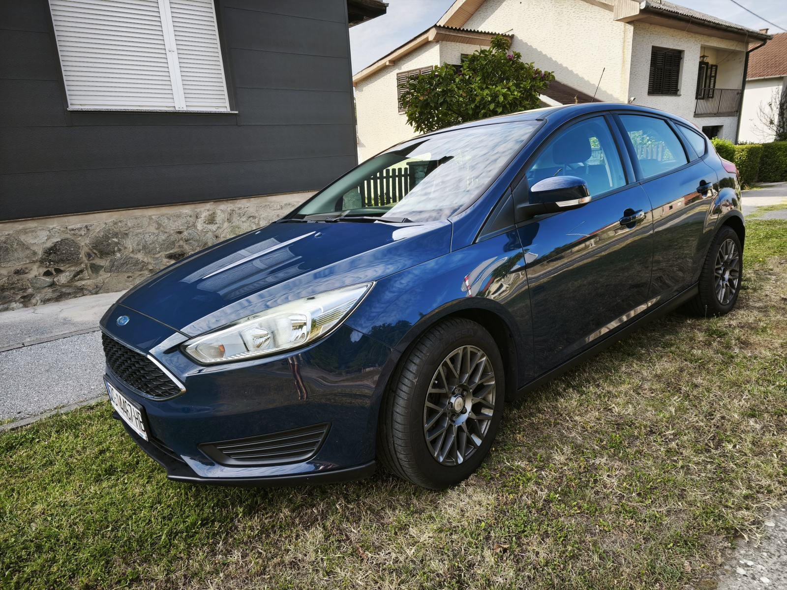 Ford Focus 1,0 GTDi, reg. do 4/2027, nove ljetne gume, veliki servis, fotografija 13