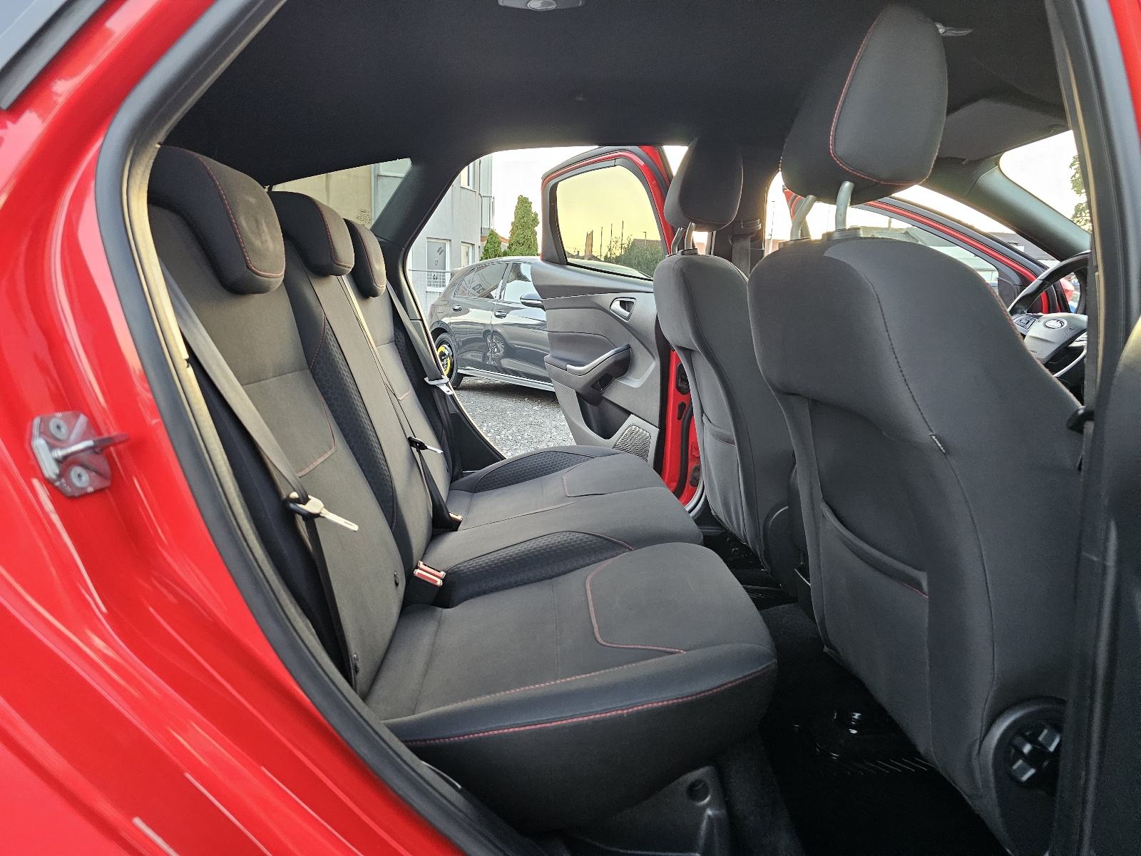 Ford Focus 1,5 TDCi ST-LINE ***TOP.STANJE***NAVI-ALU***CRNO-NEBO***, fotografija 12