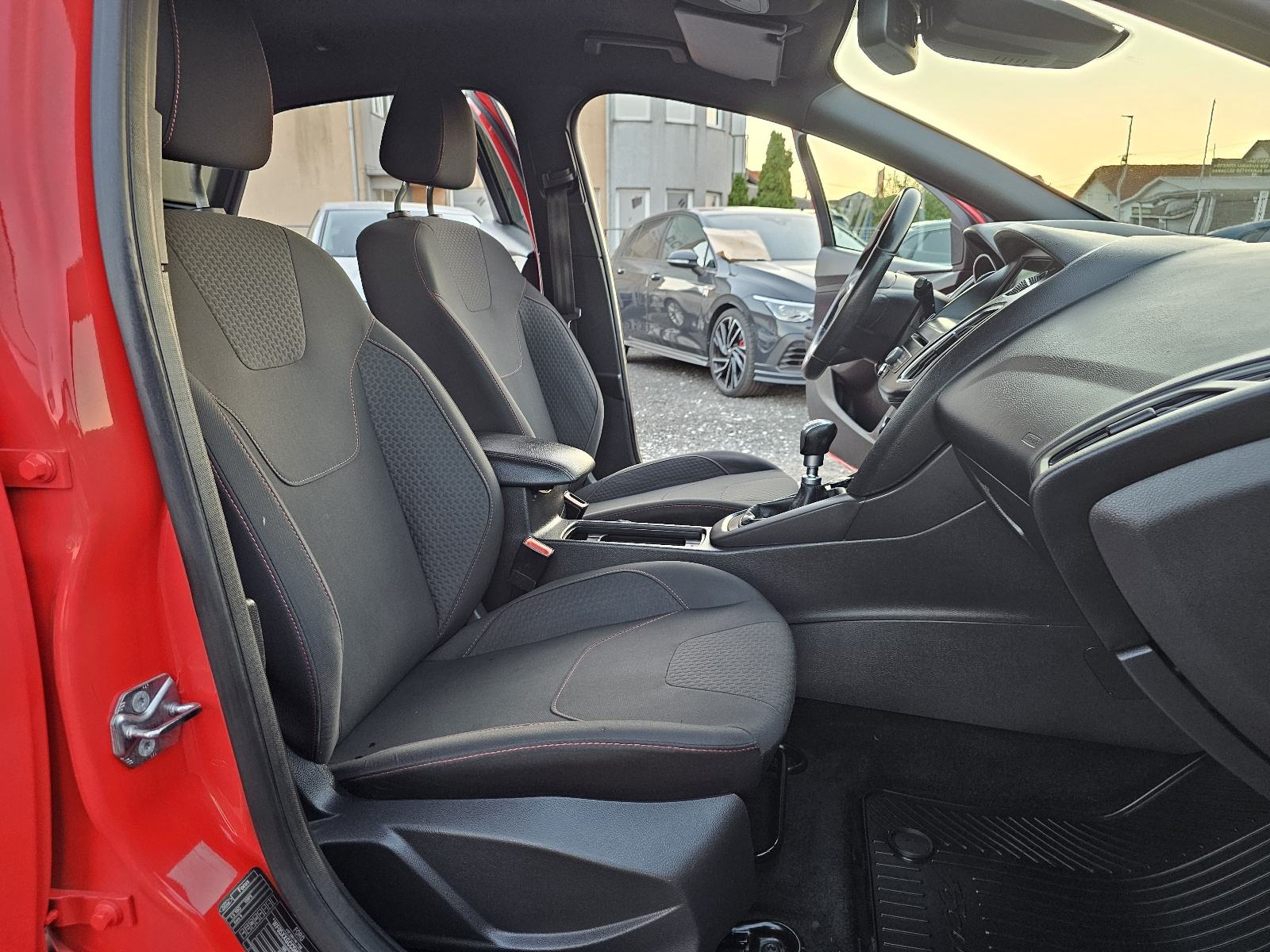 Ford Focus 1,5 TDCi ST-LINE ***TOP.STANJE***NAVI-ALU***CRNO-NEBO***, fotografija 13