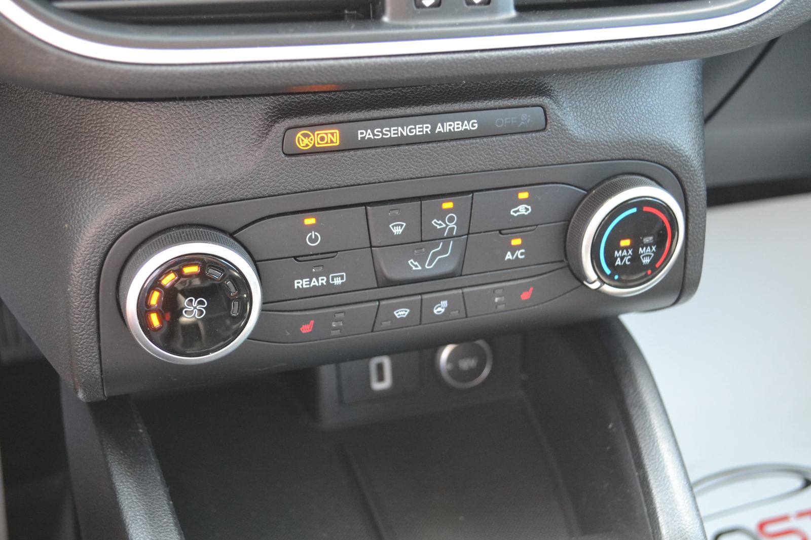 Ford Focus Karavan 1,5 TDCi *** LEASING BEZ UČEŠĆA *** SERVISNA***, fotografija 13