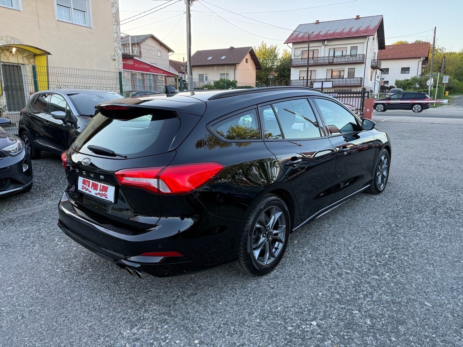 Ford Focus Karavan 1.5d Automatik - ST LINE - 2019.g. Ekstra stanje, fotografija 4