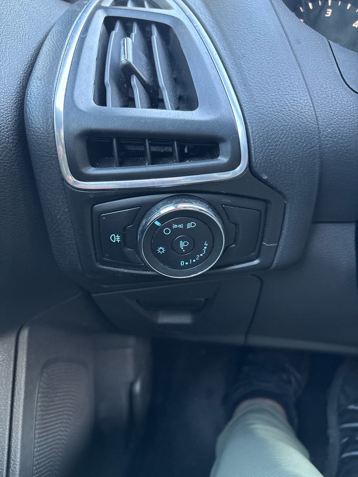 Ford Focus Karavan 1,6 TDCI-KLIMA-NAVI-PDC-MFV-NEMA 5%-KARTICE-36 RATA, fotografija 19