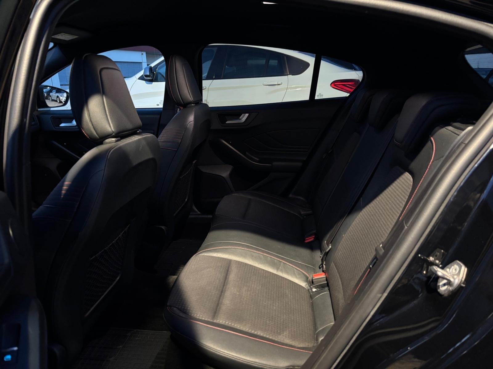 Ford Focus ST-Line 1.5 EcoBoost 182KS B&O LED KAM. Iridium crna MICA, fotografija 17