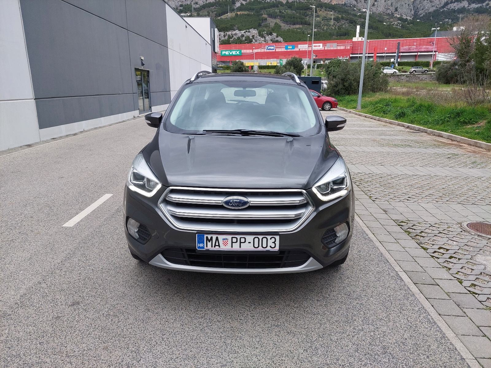 Ford Kuga 1,5 ***BENZIN*** SAMO 44.000 KM *** GARANCIJA ***KAO NOVA***, fotografija 2