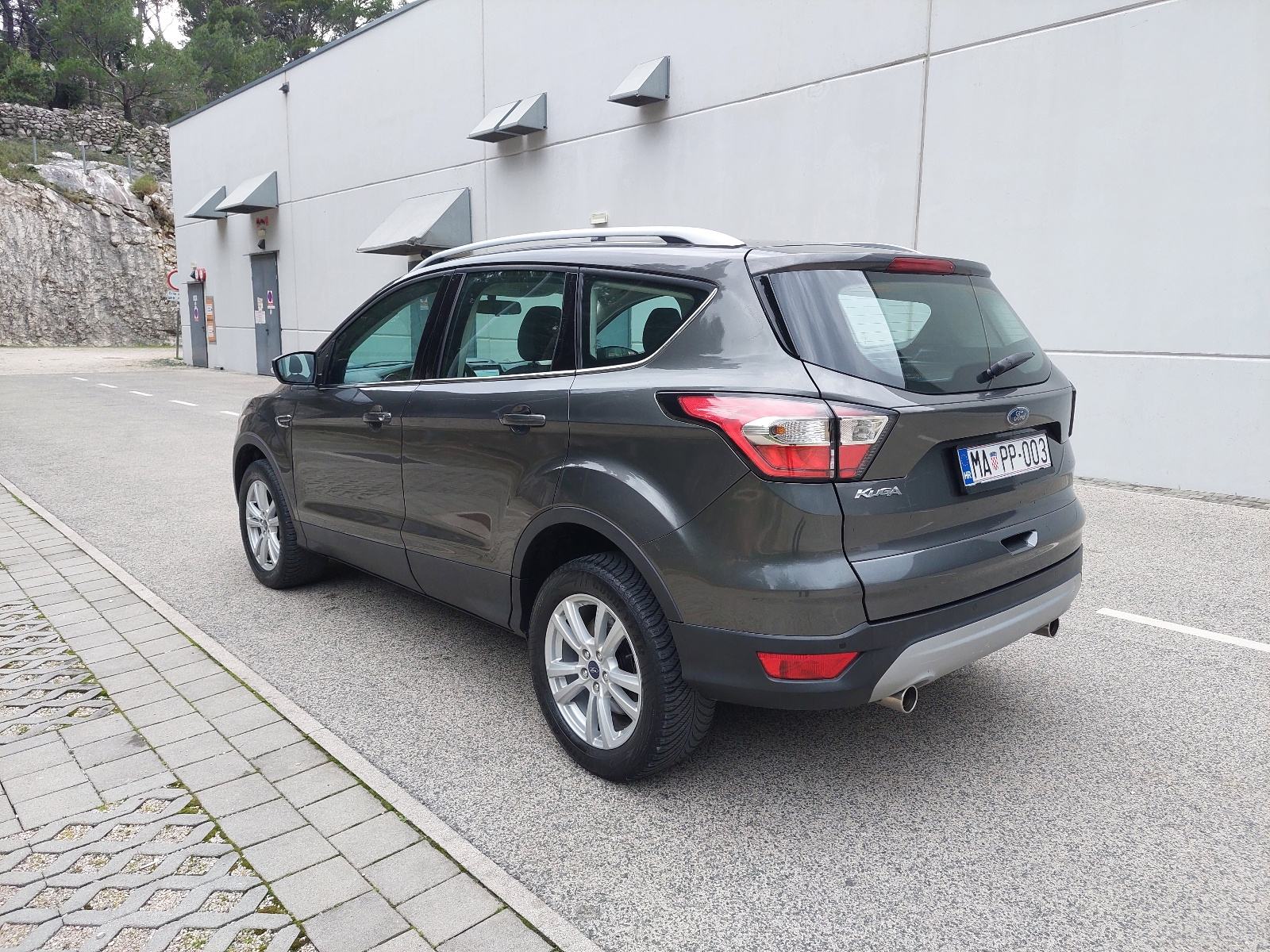 Ford Kuga 1,5 ***BENZIN*** SAMO 44.000 KM *** GARANCIJA ***KAO NOVA***, fotografija 8