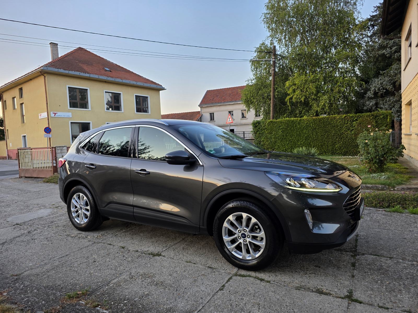 Ford Kuga 2.5 Plug in Hybrid Titanium *reg. godinu dana *besprijekoran, fotografija 3