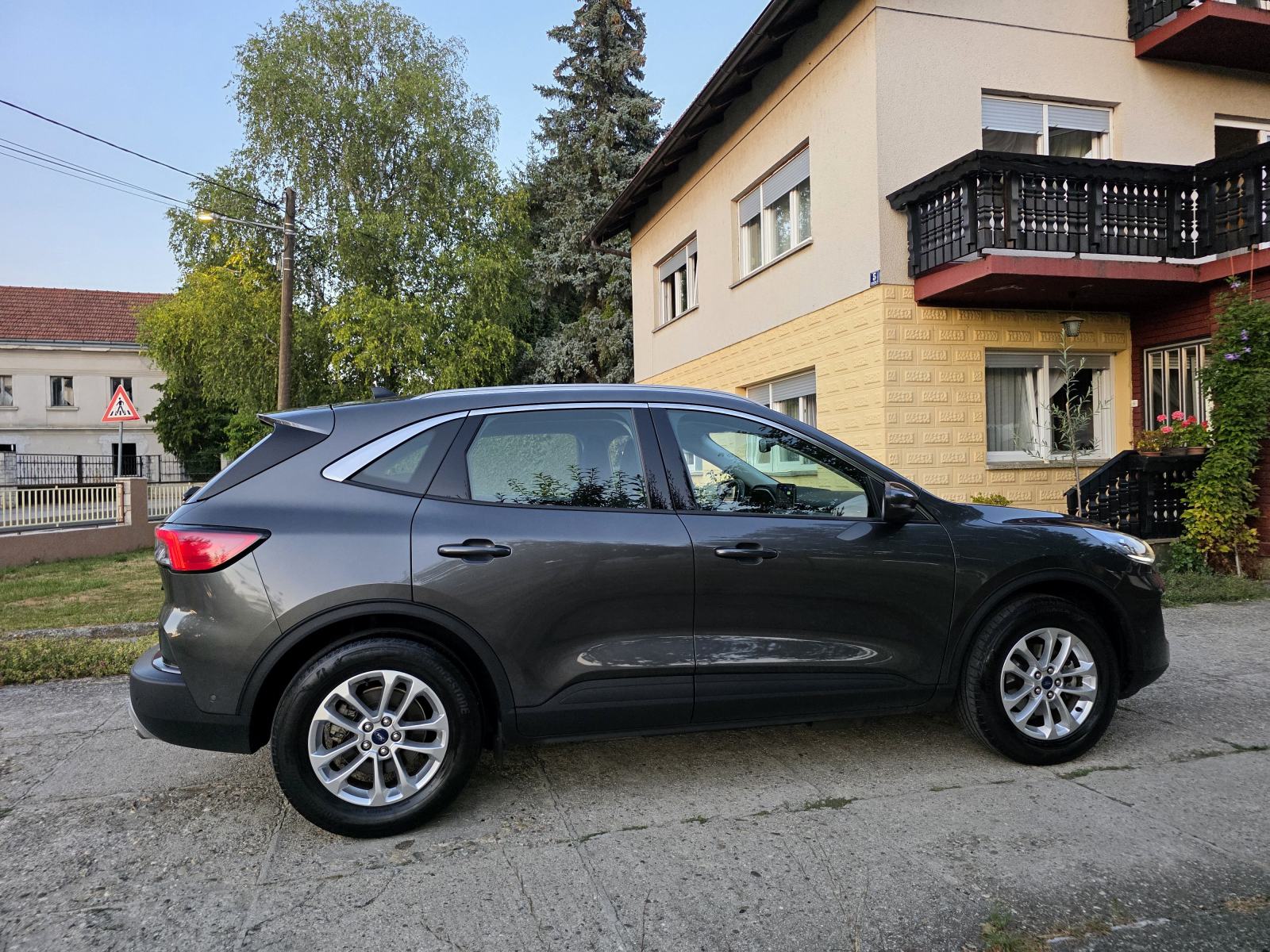 Ford Kuga 2.5 Plug in Hybrid Titanium *reg. godinu dana *besprijekoran, fotografija 4
