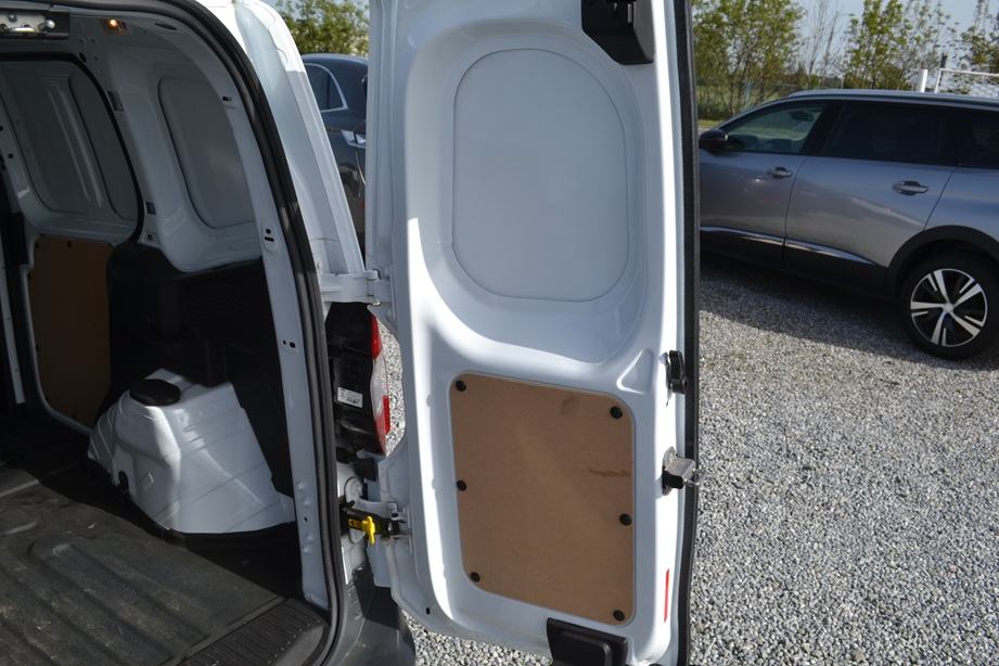 Ford Tourneo Courier 1,5 TDCi * LESING 1-7 god * IZUZETNO OČUVAN *, fotografija 13