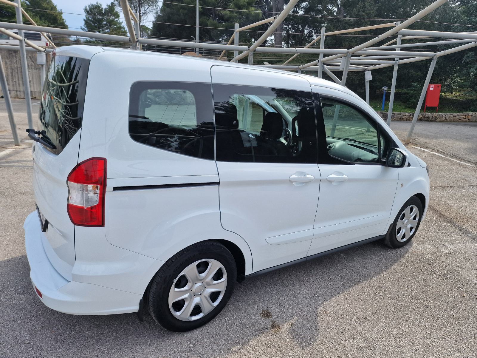 Ford Tourneo Courier 1,5 TDCi, fotografija 4