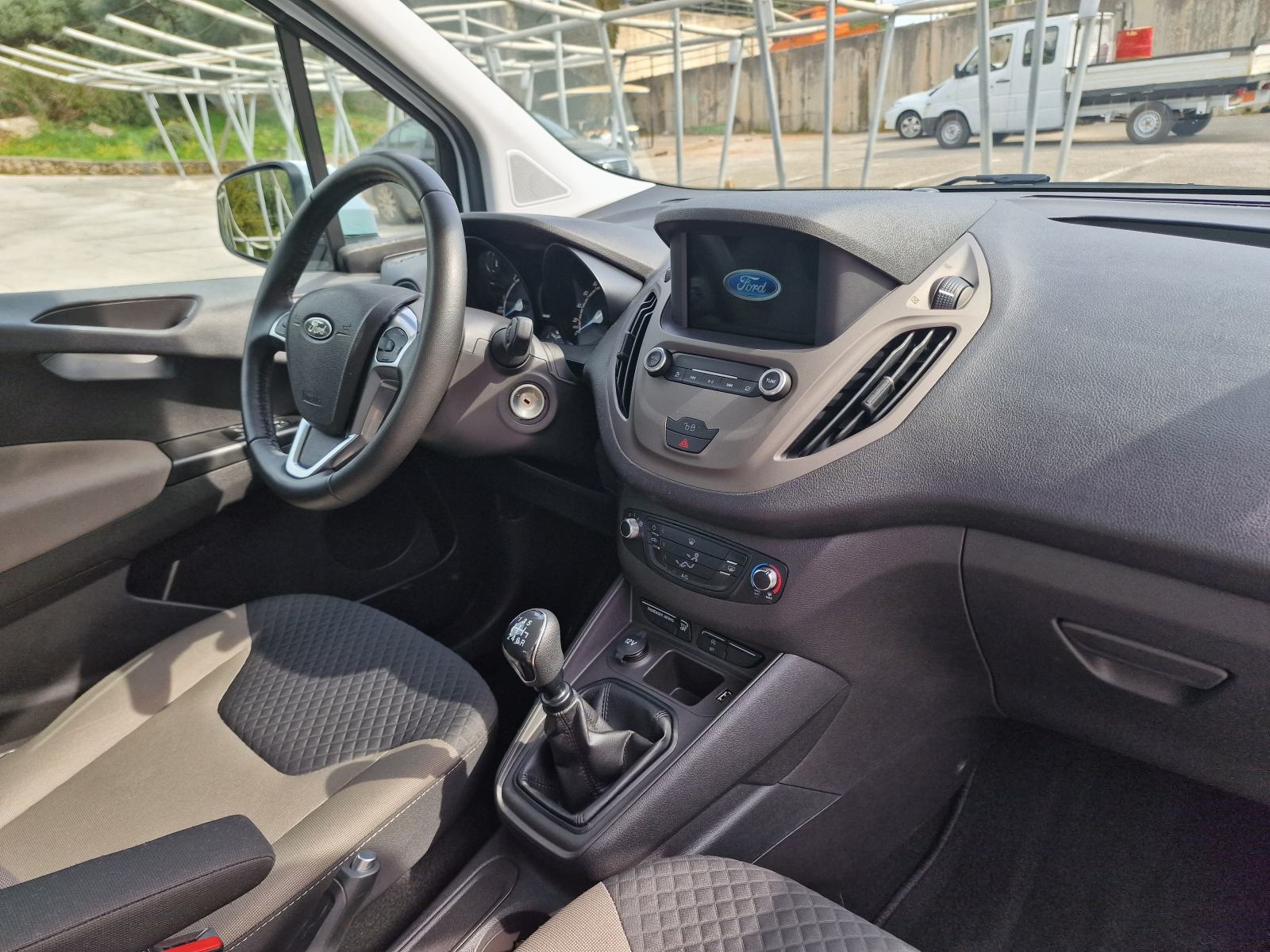 Ford Tourneo Courier 1,5 TDCi, fotografija 8