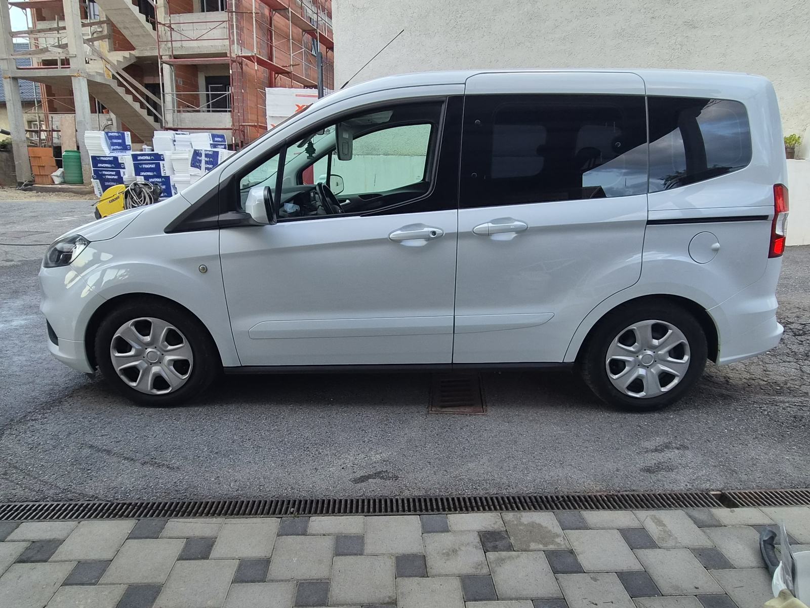 Ford Tourneo Courier 1,5 TDCi, fotografija 2
