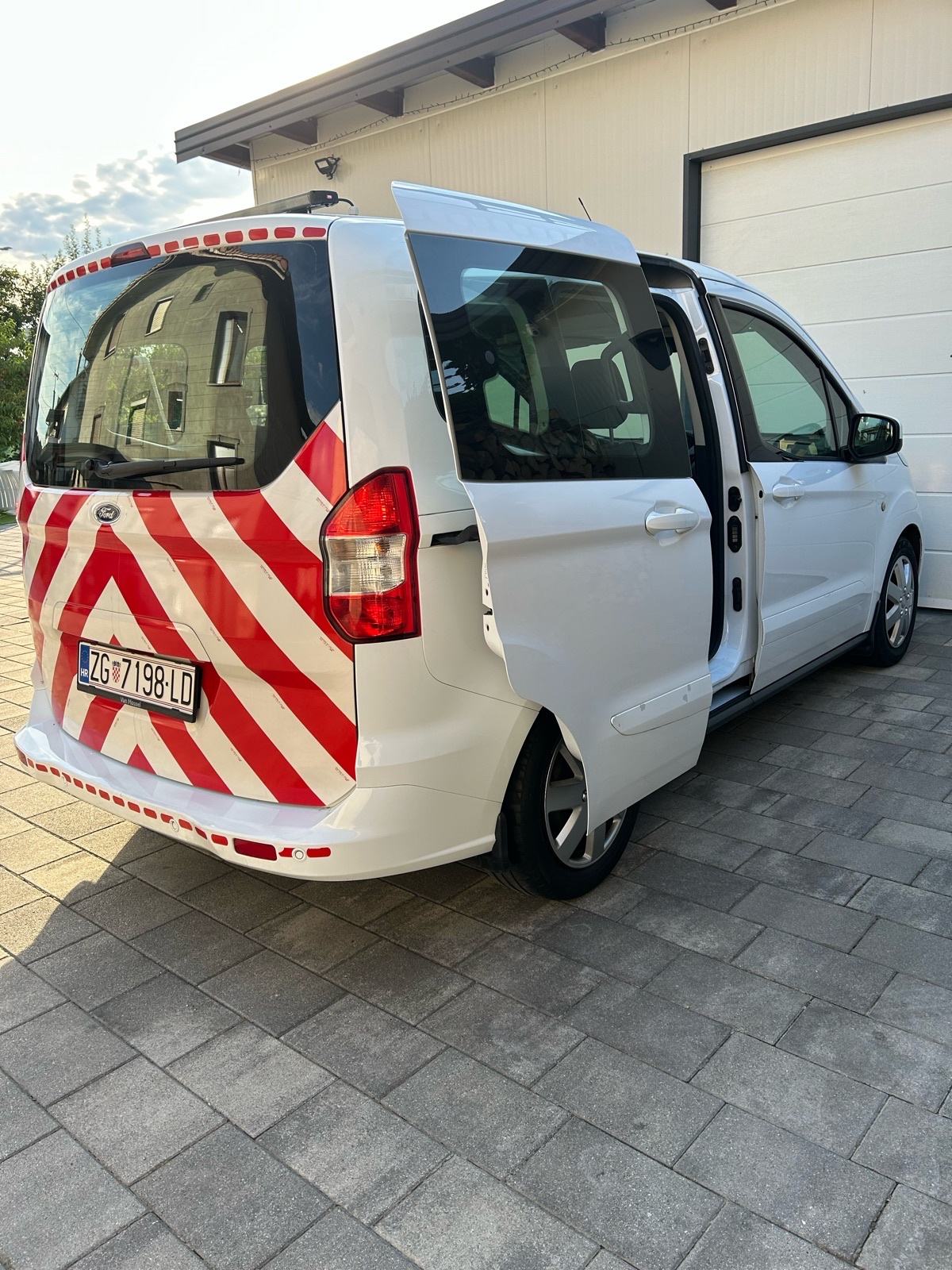 Ford Tourneo Courier 1,5 TDCi, fotografija 8