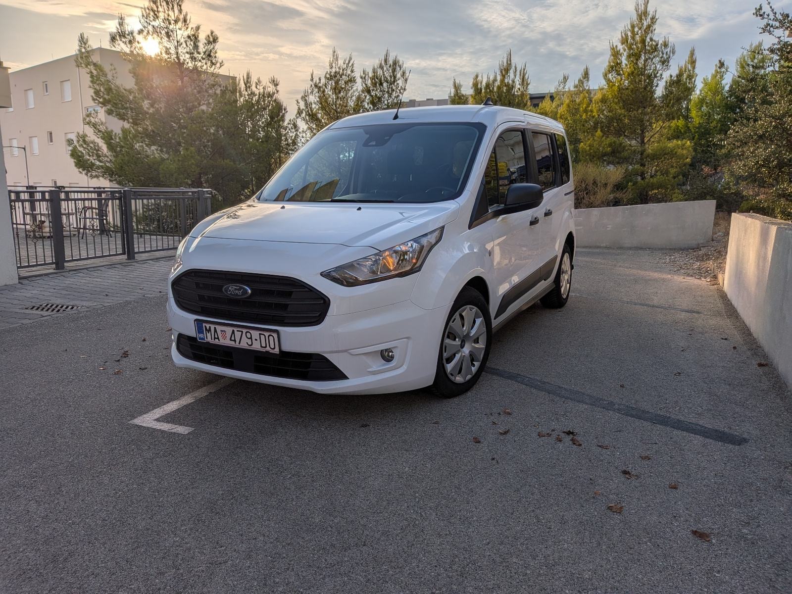 Ford Transit Connect 1,5 TDCi automatik, pogled izvana - slika 1