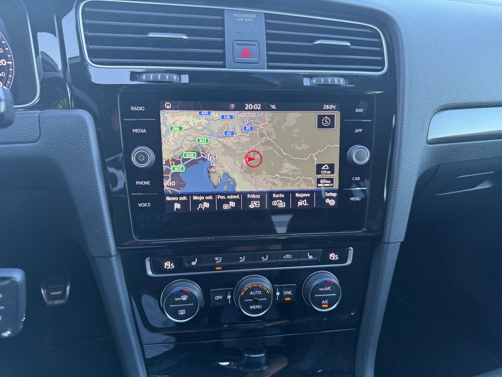 VW Golf 7.5 2.0 TDI R LINE - VIRTUAL, KAMERA, VELIKI + M SERVIS, RADAR, fotografija 15