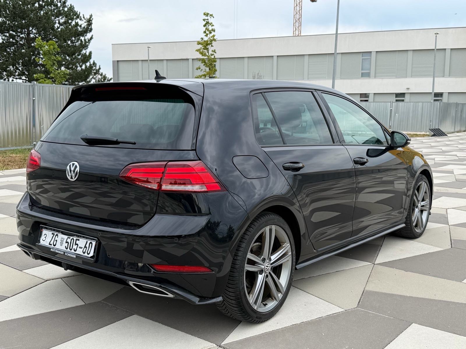 VW Golf 7.5 2.0 TDI R LINE - VIRTUAL, KAMERA, VELIKI + M SERVIS, RADAR, fotografija 4