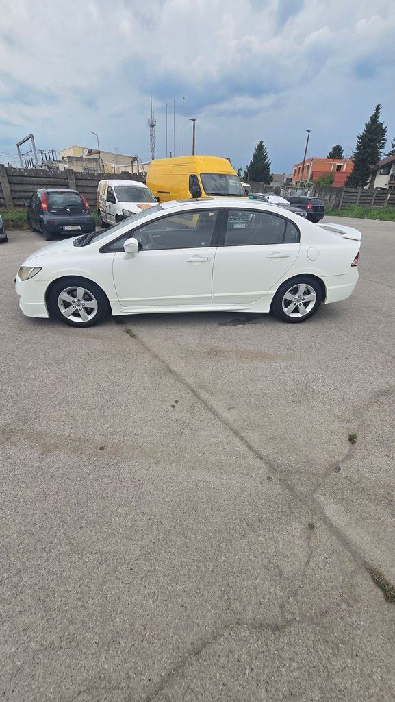 Honda Civic Sedan ES 1.8 i-VTEC, fotografija 3
