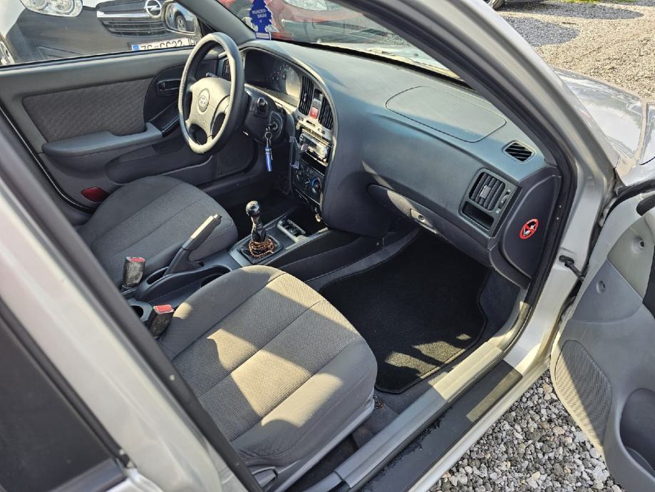 Hyundai Elantra 1,6, fotografija 9