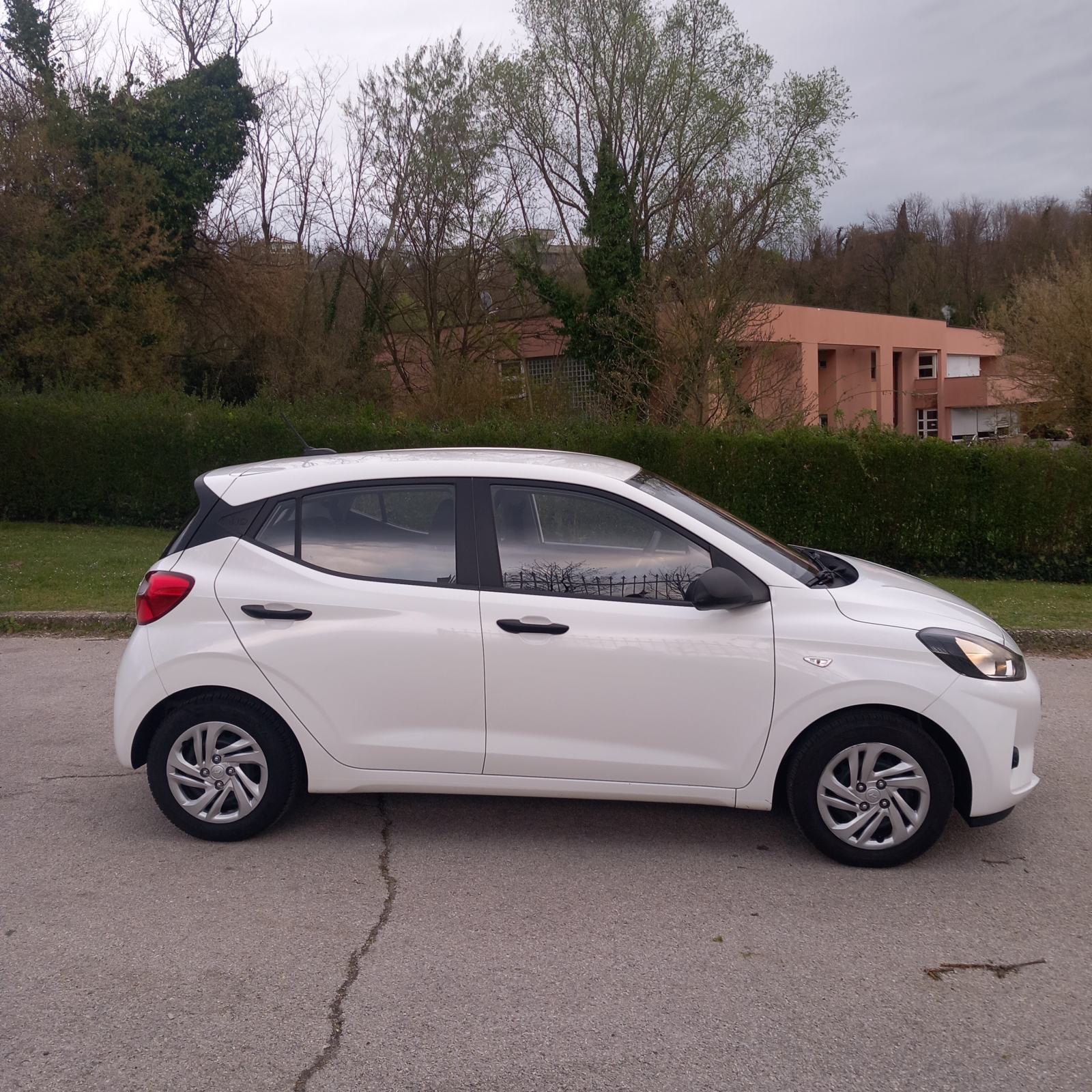 Hyundai i10, uredno servisiran, registriran do 02/2027, leasing, u PDV, fotografija 2