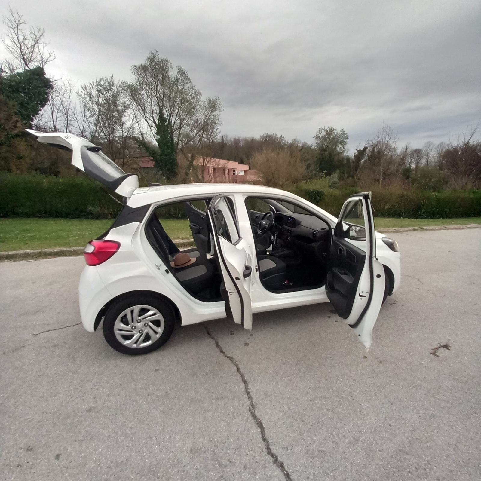 Hyundai i10, uredno servisiran, registriran do 02/2027, leasing, u PDV, fotografija 10