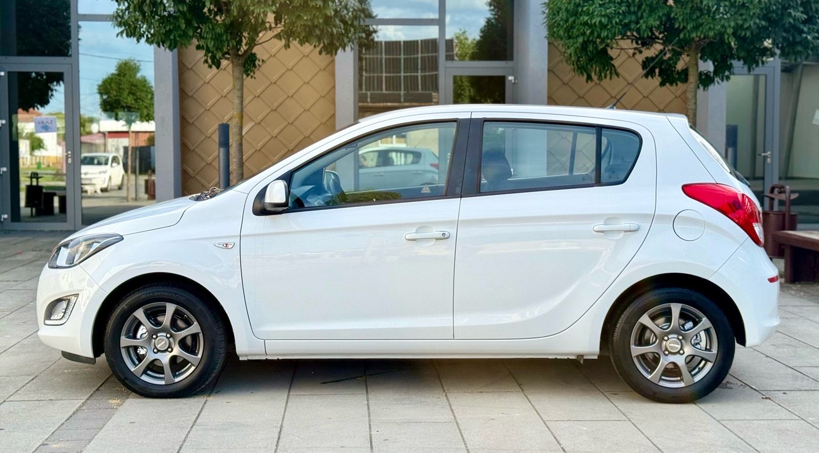 Hyundai i20 1,1 CRDi 2014.god, KLIMA, ALU 15, REG. GODINU DANA, fotografija 3