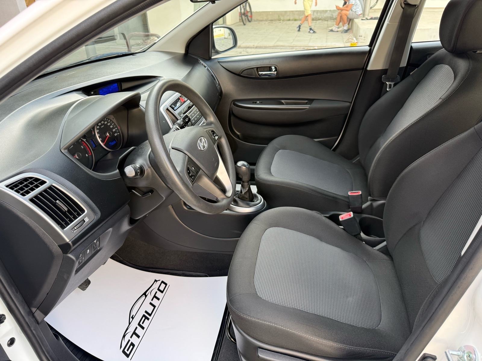 Hyundai i20 1,1 CRDi 2014.god, KLIMA, ALU 15, REG. GODINU DANA, fotografija 9