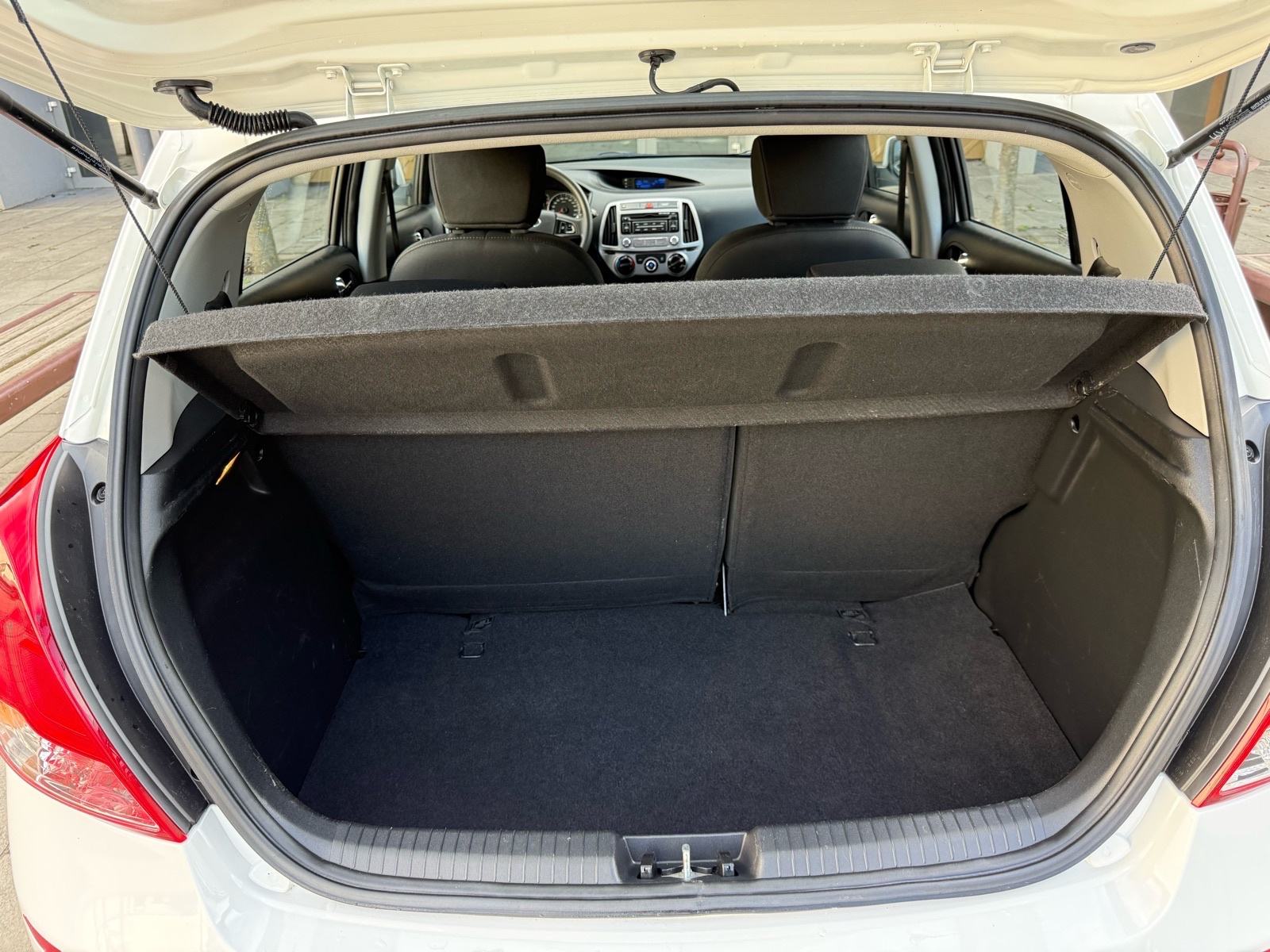 Hyundai i20 1,1 CRDi 2014.god, KLIMA, ALU 15, REG. GODINU DANA, fotografija 11