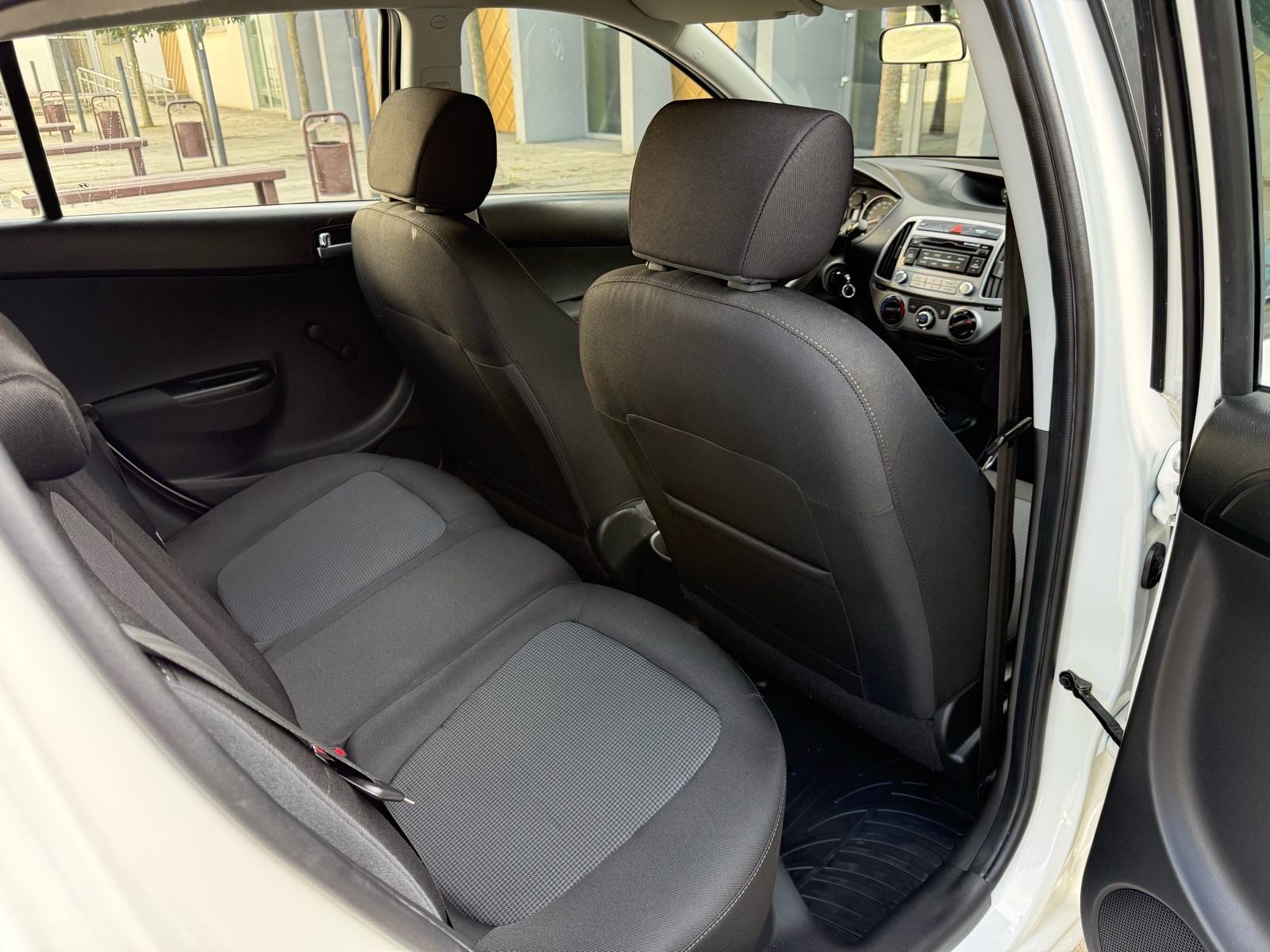 Hyundai i20 1,1 CRDi 2014.god, KLIMA, ALU 15, REG. GODINU DANA, fotografija 12