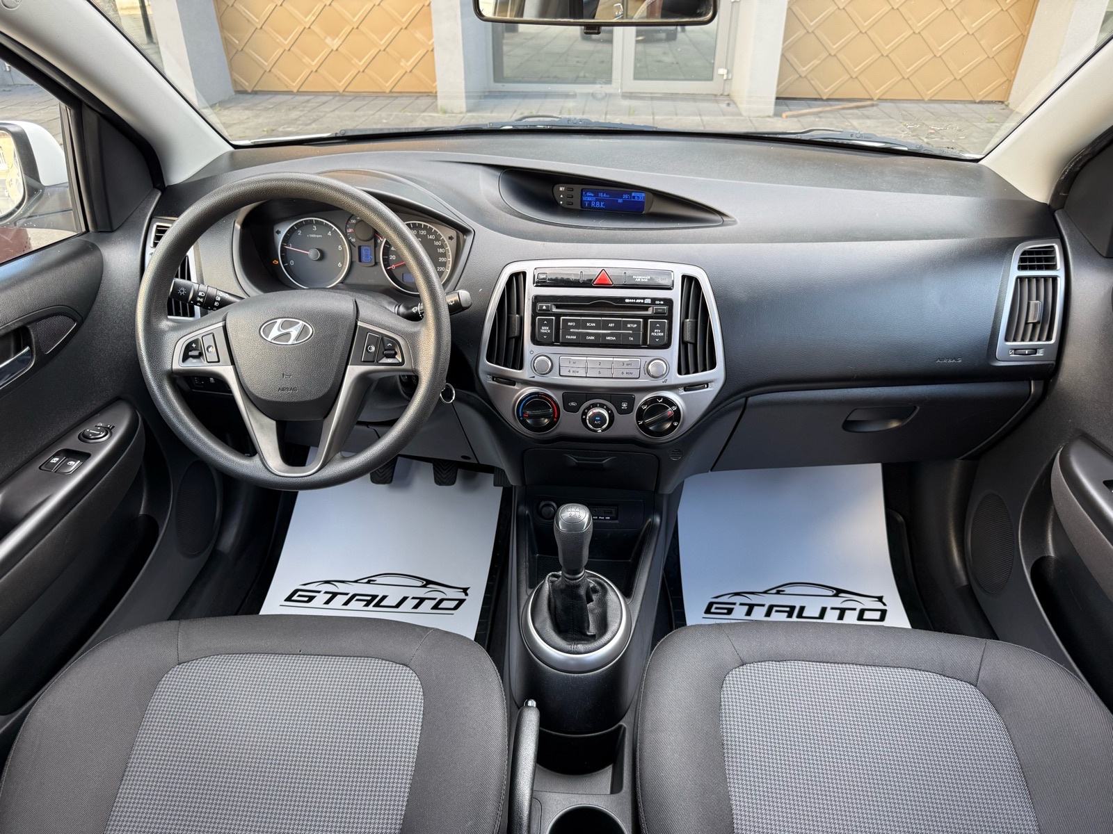 Hyundai i20 1,1 CRDi 2014.god, KLIMA, ALU 15, REG. GODINU DANA, fotografija 13